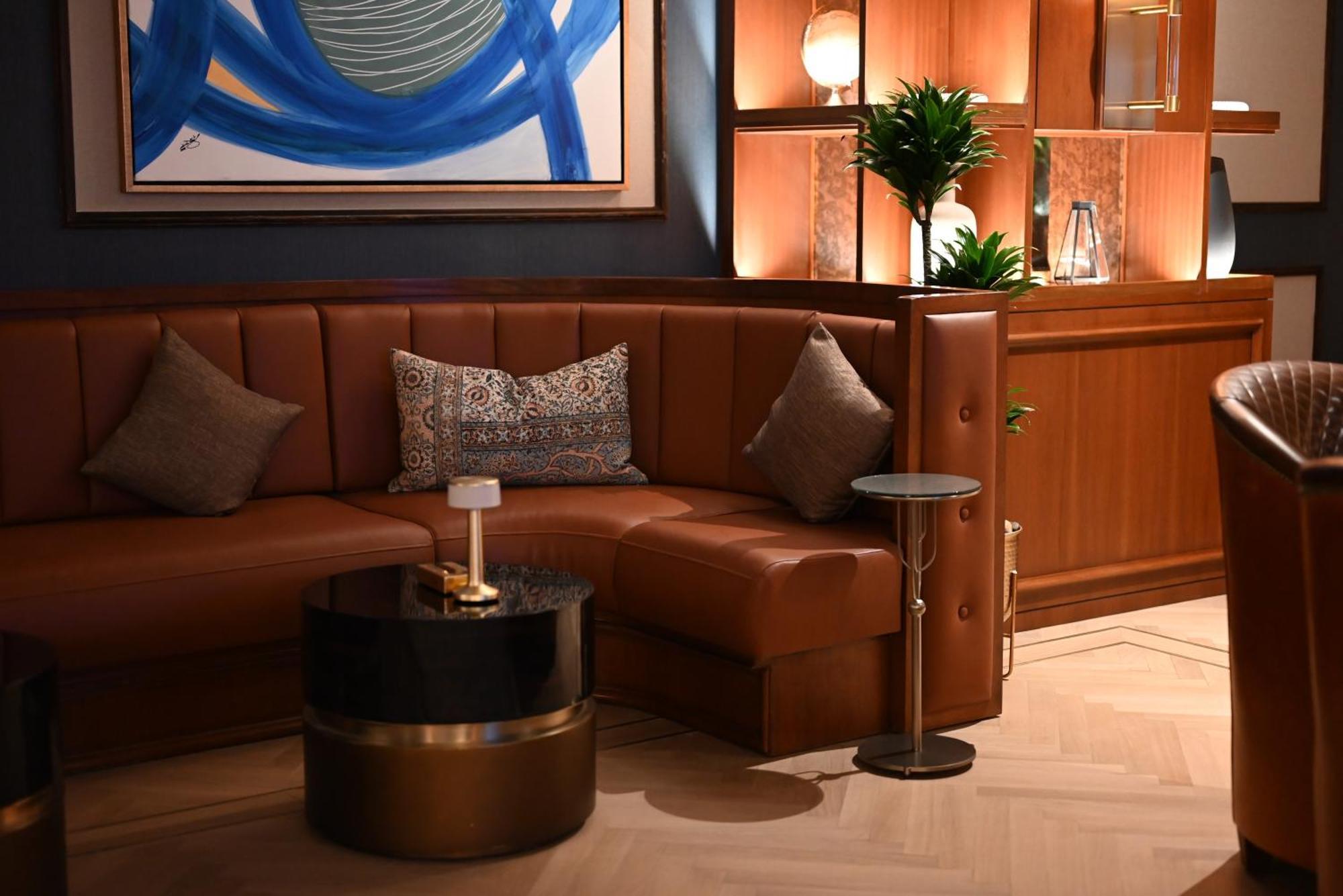 Mansard Riyadh, A Radisson Collection Hotel מראה חיצוני תמונה A leather sofa