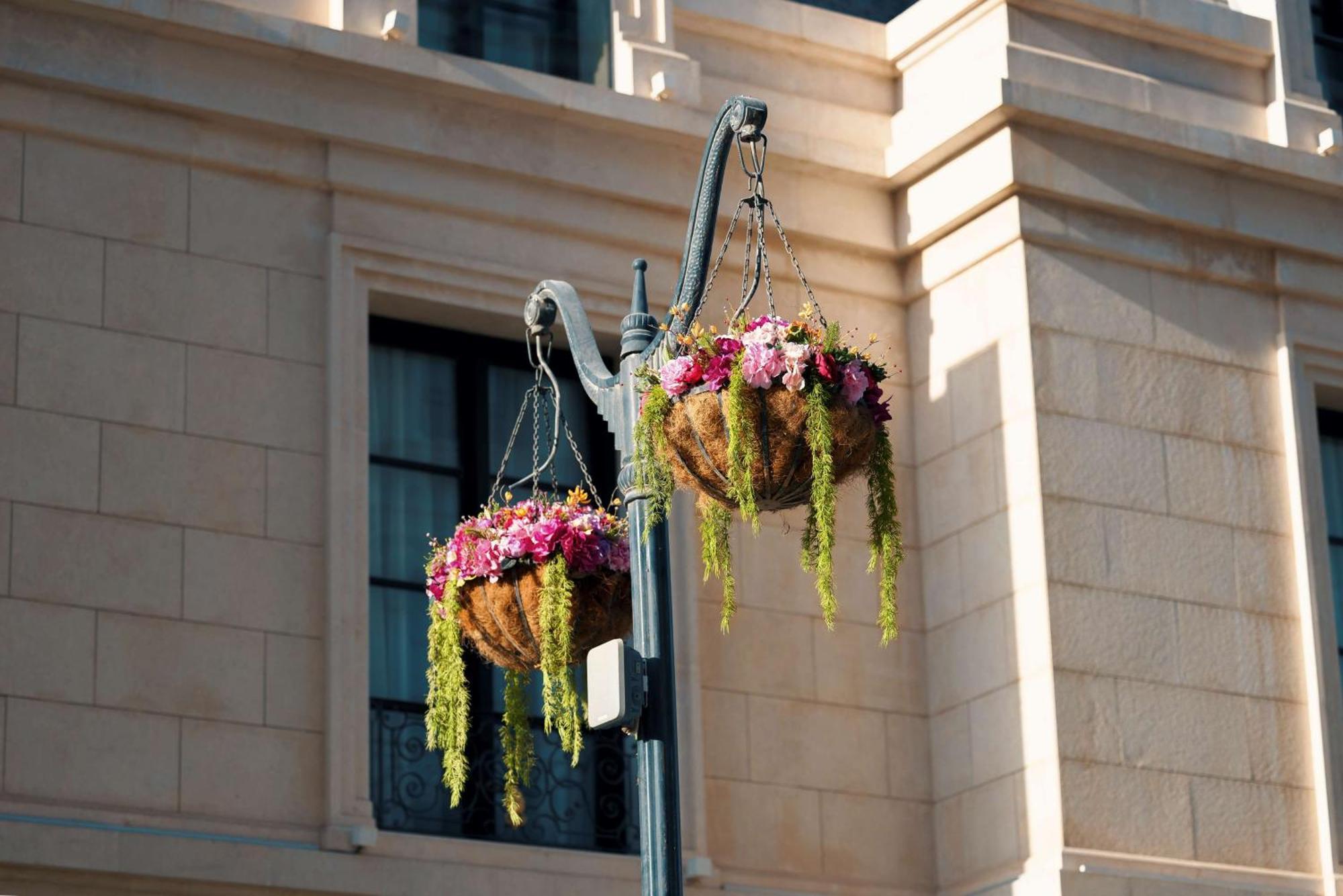 Mansard Riyadh, A Radisson Collection Hotel מראה חיצוני תמונה Hanging baskets in the UK