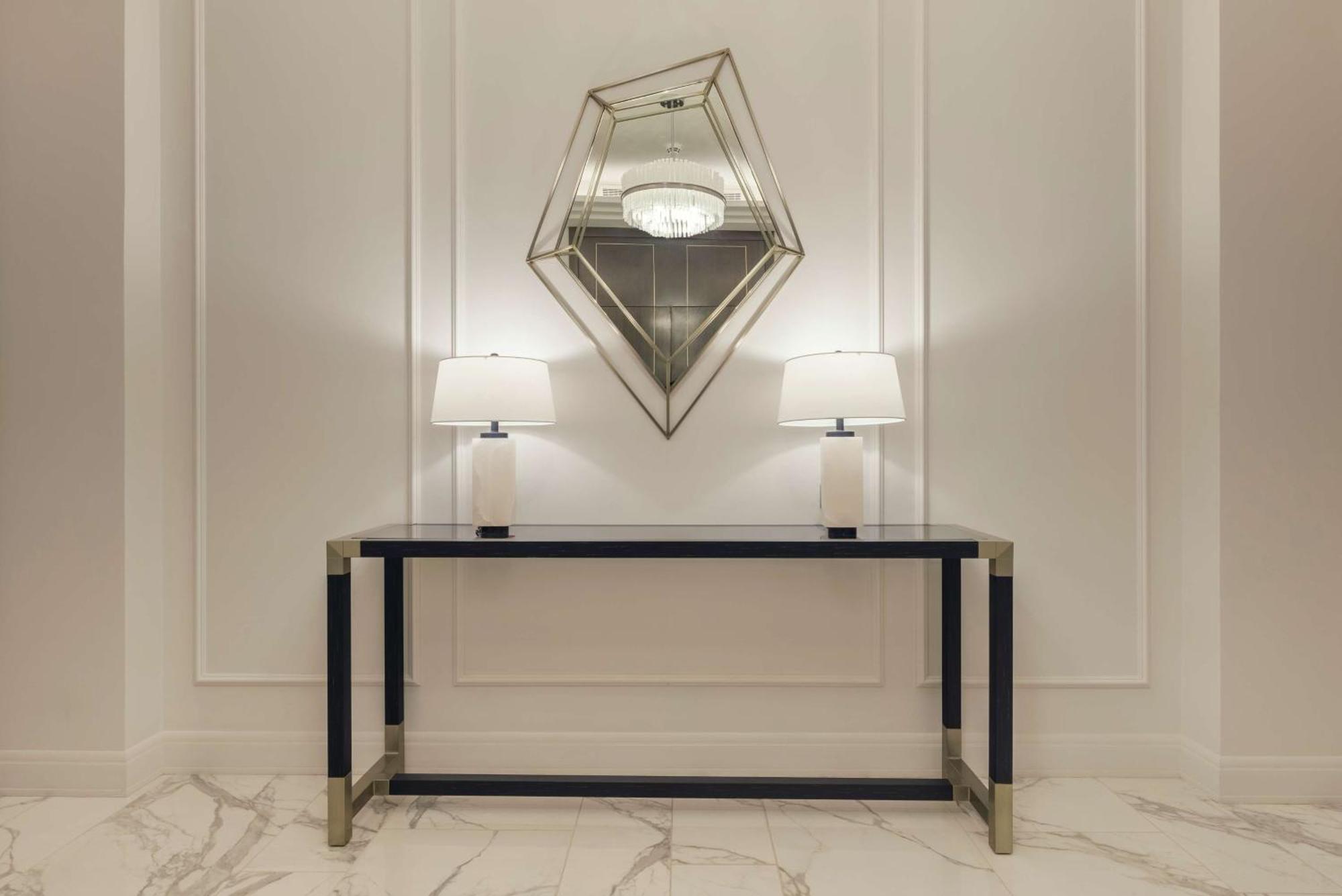 Mansard Riyadh, A Radisson Collection Hotel מראה חיצוני תמונה A console table