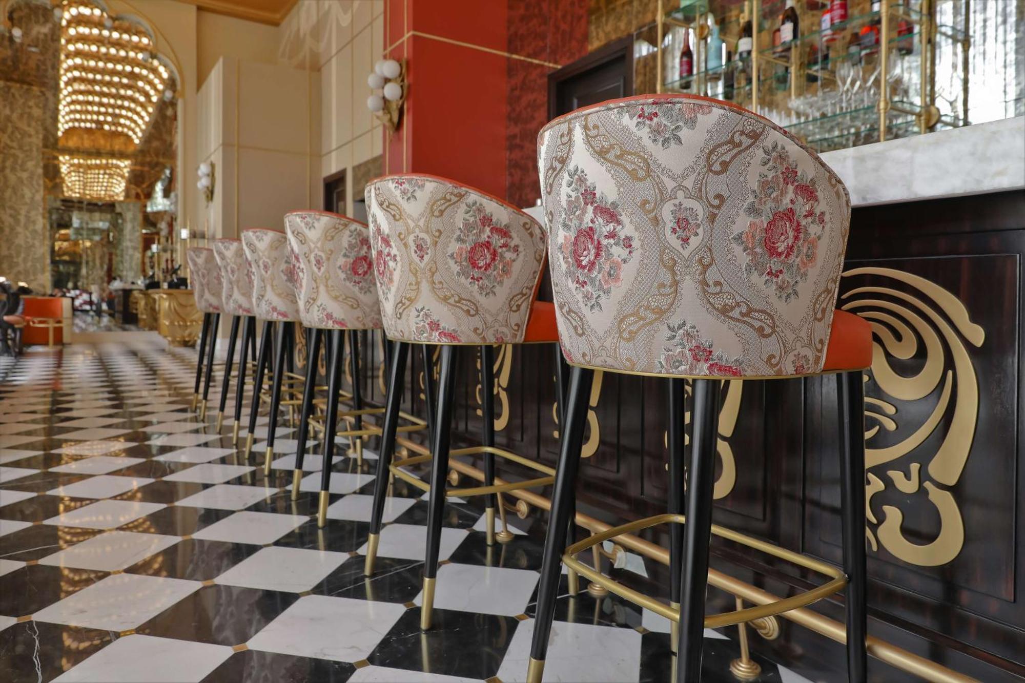 Mansard Riyadh, A Radisson Collection Hotel מראה חיצוני תמונה Bar stools